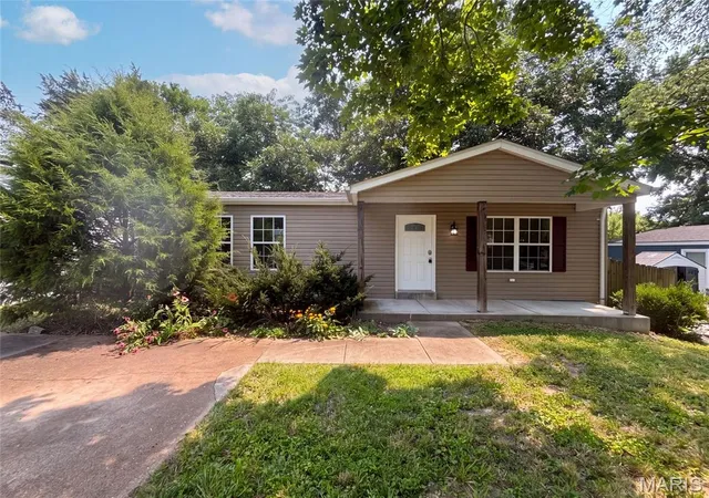 Photo 1 of Sale Pending at 82 Cedar Ridge Dr, Pacific, MO 63069 | MLS# MIS26052317 | Listing updated on 2026-09-24