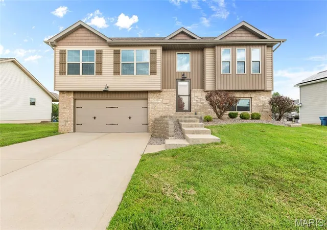 1st image of 300 Olyvia Dr, Saint Jacob, IL 62281 | MLS# MIS26052341