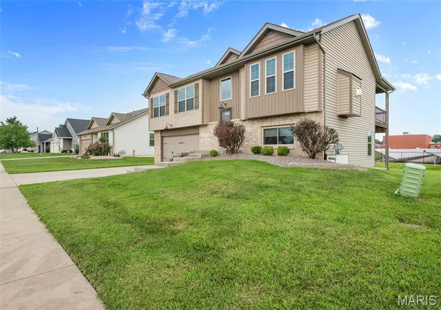 Photo 2 of Single family home for sale at 300 Olyvia Dr, Saint Jacob, IL 62281 | MLS# MIS26052341 | Listing updated on 2026-10-08