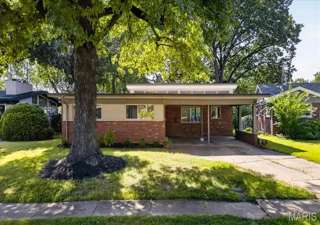Photo 2 of Sale Pending at 931 Dalkeith Ln, Saint Louis, MO 63132 | MLS# MIS26052342 | Listing updated on 2026-09-01