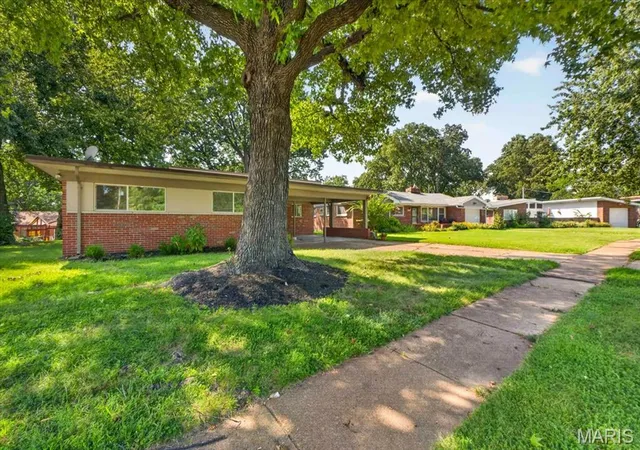 Photo 3 of Sale Pending at 931 Dalkeith Ln, Saint Louis, MO 63132 | MLS# MIS26052342 | Listing updated on 2026-09-01