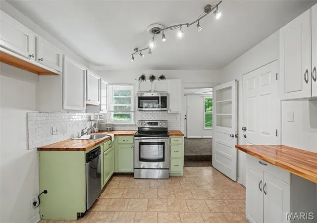 4th image of 118 Cherry Hill Dr, Fenton, MO 63026 | MLS# MIS26052352