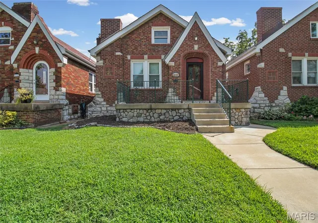 Photo 3 of Sale Pending at 5644 Nottingham Ave, Saint Louis, MO 63109 | MLS# MIS26052360 | Listing updated on 2026-08-19