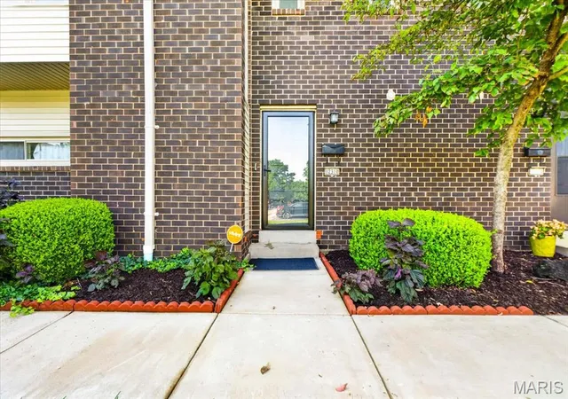 Photo 2 of Condo for sale at 12310 Rossridge Ct, Saint Louis, MO 63146 | MLS# MIS26052367 | Listing updated on 2026-08-15