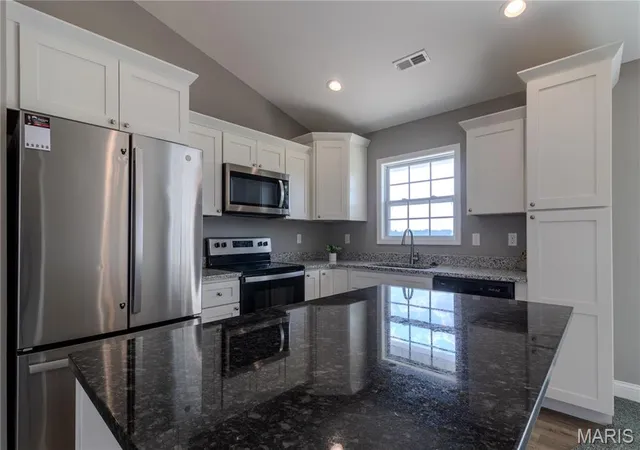 Photo 4 of Single family home for sale at 315 Citation Dr, Sikeston, MO 63801 | MLS# MIS26052373 | Listing updated on 2026-09-23