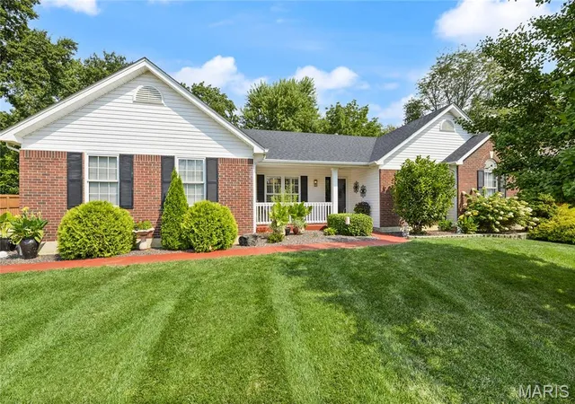 Photo 1 of Sale Pending at 38 Fawn Valley Cir, Saint Peters, MO 63376 | MLS# MIS26052394 | Listing updated on 2026-08-21