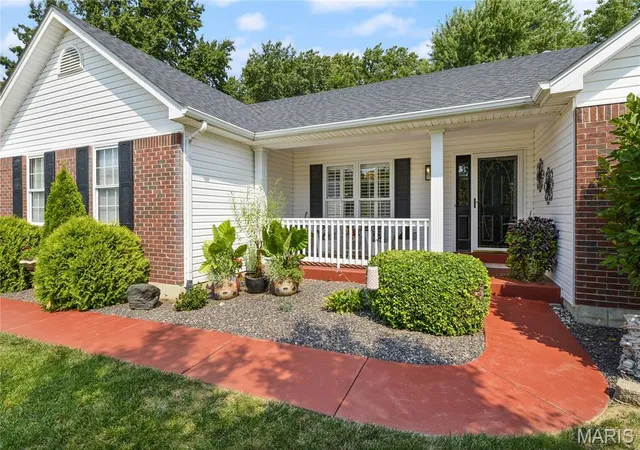 Photo 3 of Sale Pending at 38 Fawn Valley Cir, Saint Peters, MO 63376 | MLS# MIS26052394 | Listing updated on 2026-08-21