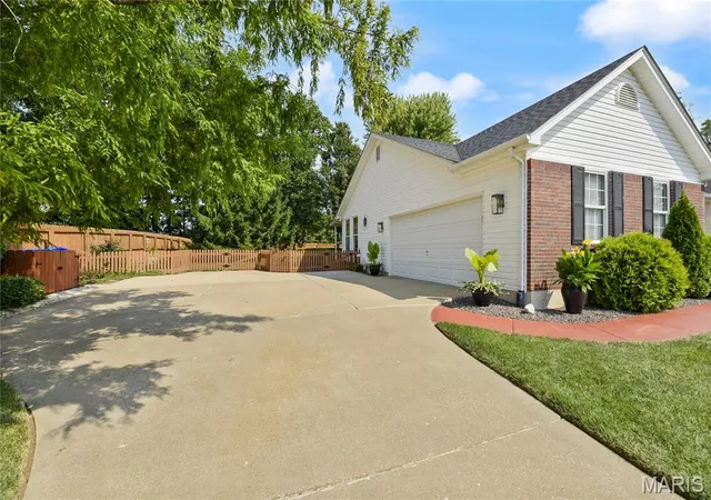 Photo 3 of Sale Pending at 38 Fawn Valley Cir, Saint Peters, MO 63376 | MLS# MIS26052394 | Listing updated on 2026-08-21