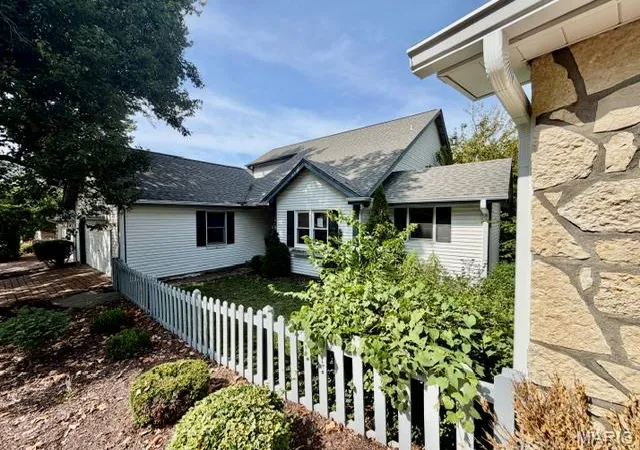 Photo 2 of Sale Pending at 16323 Bellingham Dr, Chesterfield, MO 63017 | MLS# MIS26052396 | Listing updated on 2026-08-24