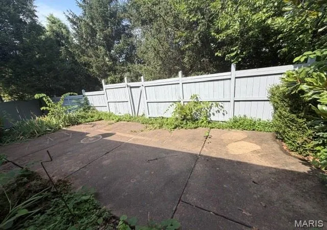 Photo 3 of Sale Pending at 16323 Bellingham Dr, Chesterfield, MO 63017 | MLS# MIS26052396 | Listing updated on 2026-08-24