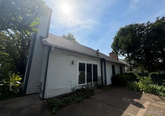Photo 3 of Sale Pending at 16323 Bellingham Dr, Chesterfield, MO 63017 | MLS# MIS26052396 | Listing updated on 2026-08-24