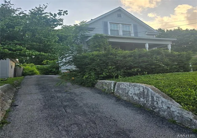Photo 2 of Sale Pending at 7134 Drury Ln, Saint Louis, MO 63143 | MLS# MIS26052397 | Listing updated on 2026-09-13
