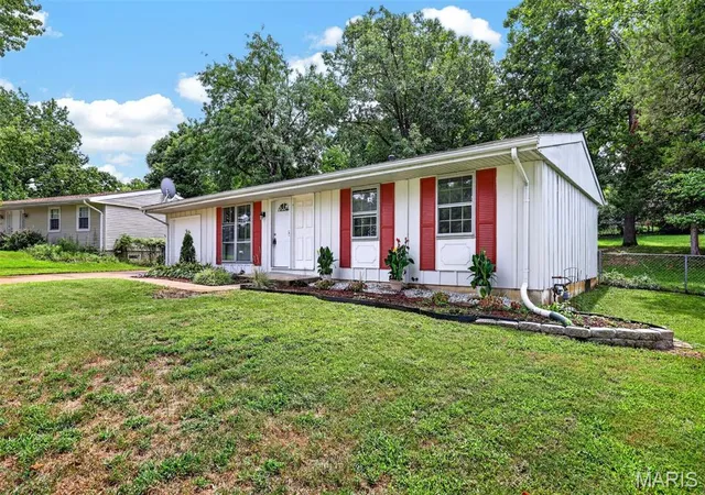 Photo 2 of Sale Pending at 1110 Burgundy Ln, Ballwin, MO 63011 | MLS# MIS26052420 | Listing updated on 2026-08-23