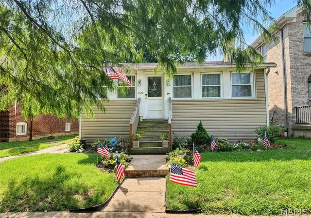 Photo 1 of Single family home for sale at 1129 Blendon Pl, Saint Louis, MO 63117 | MLS# MIS26052424 | Listing updated on 2026-08-17