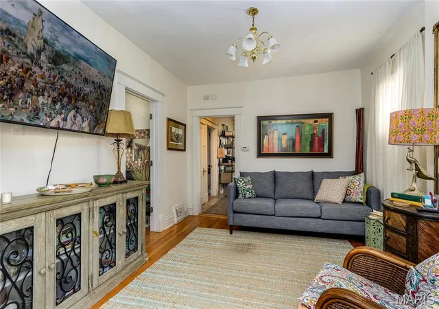 Photo 4 of Single family home for sale at 1129 Blendon Pl, Saint Louis, MO 63117 | MLS# MIS26052424 | Listing updated on 2026-08-17