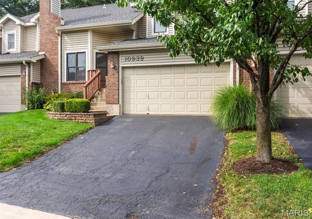 Photo 2 of Sale Pending at 10939 Vauxhall Dr, Saint Louis, MO 63146 | MLS# MIS26052442 | Listing updated on 2026-09-29