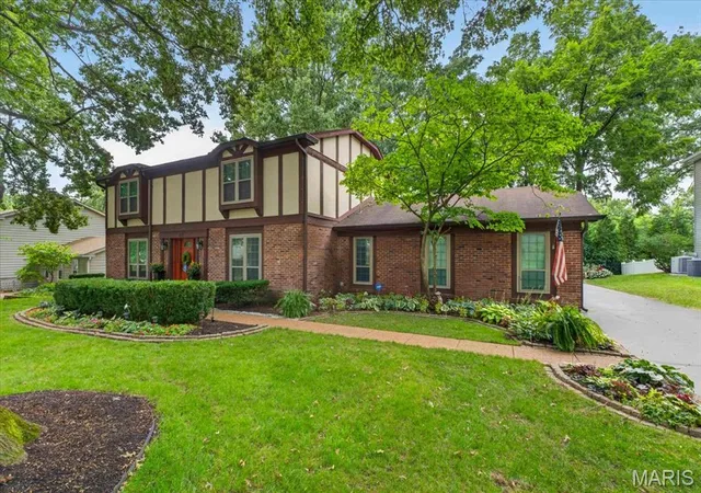 Photo 3 of Sale Pending at 631 Golfview Dr, Ballwin, MO 63011 | MLS# MIS26052450 | Listing updated on 2026-10-05