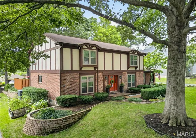 Photo 3 of Sale Pending at 631 Golfview Dr, Ballwin, MO 63011 | MLS# MIS26052450 | Listing updated on 2026-10-05