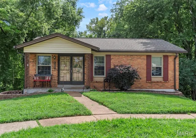 Photo 1 of Sale Pending at 1297 Tracy Ln, Saint Louis, MO 63125 | MLS# MIS26052464 | Listing updated on 2026-08-25