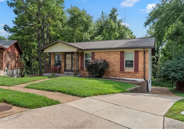 Photo 2 of Sale Pending at 1297 Tracy Ln, Saint Louis, MO 63125 | MLS# MIS26052464 | Listing updated on 2026-08-25