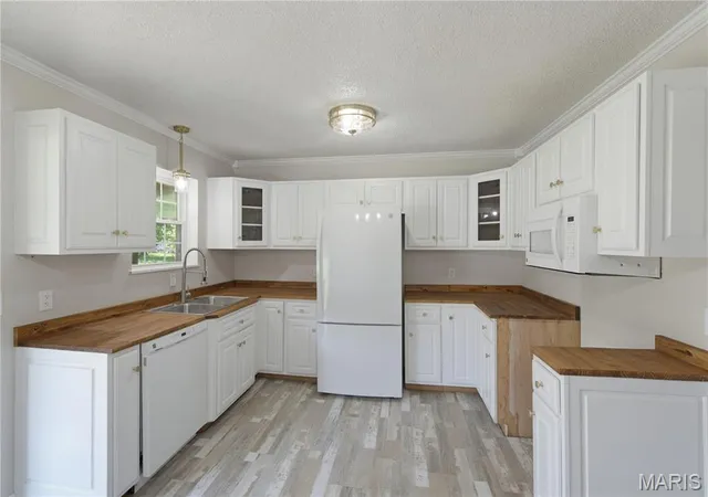 Photo 3 of Sale Pending at 74 Kathy Ln, Poplar Bluff, MO 63901 | MLS# MIS26052466 | Listing updated on 2026-09-25