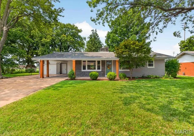 Photo 2 of Sale Pending at 411 Washington Dr, Waterloo, IL 62298 | MLS# MIS26052480 | Listing updated on 2026-08-28