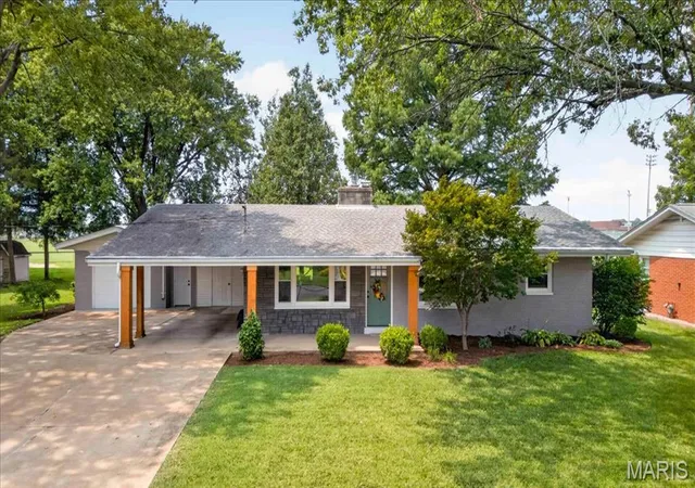 Photo 2 of Sale Pending at 411 Washington Dr, Waterloo, IL 62298 | MLS# MIS26052480 | Listing updated on 2026-08-28