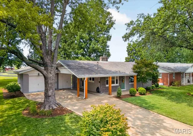 Photo 3 of Sale Pending at 411 Washington Dr, Waterloo, IL 62298 | MLS# MIS26052480 | Listing updated on 2026-08-28