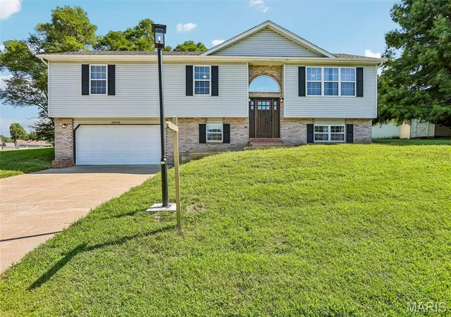 Photo 1 of Single family home for sale at 34058 Sailboat Ct, Brighton, IL 62012 | MLS# MIS26052489 | Listing updated on 2026-08-20