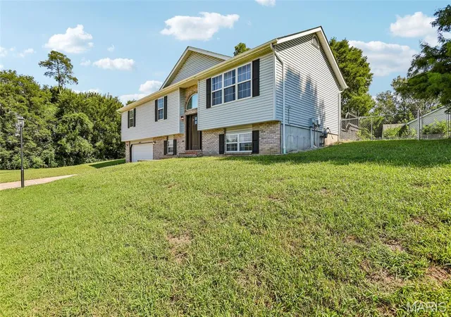 Photo 2 of Single family home for sale at 34058 Sailboat Ct, Brighton, IL 62012 | MLS# MIS26052489 | Listing updated on 2026-08-20