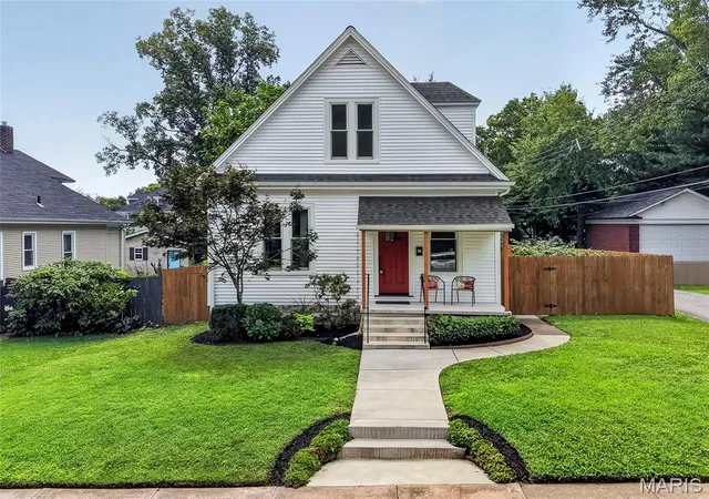 2nd image of 118 Lindenwood Ave, Saint Charles, MO 63301 | MLS# MIS26052491