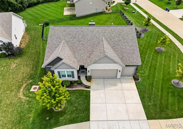 Photo 2 of Sale Pending at 219 Mason Glen Dr, Lake Saint Louis, MO 63367 | MLS# MIS26052539 | Listing updated on 2026-08-28