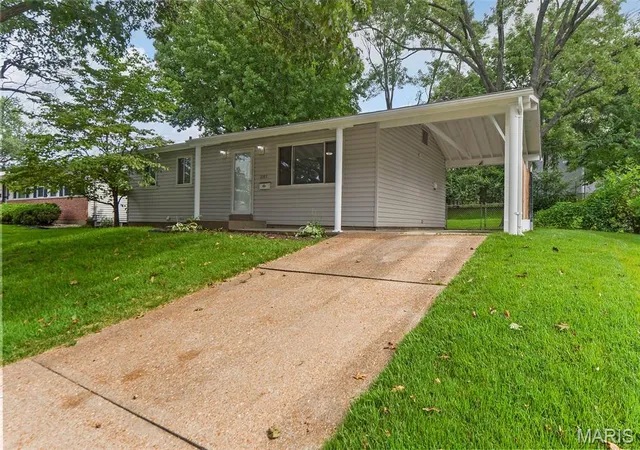 Photo 2 of Single family home for sale at 2065 Tahoe Dr, Florissant, MO 63031 | MLS# MIS26052551 | Listing updated on 2026-09-28