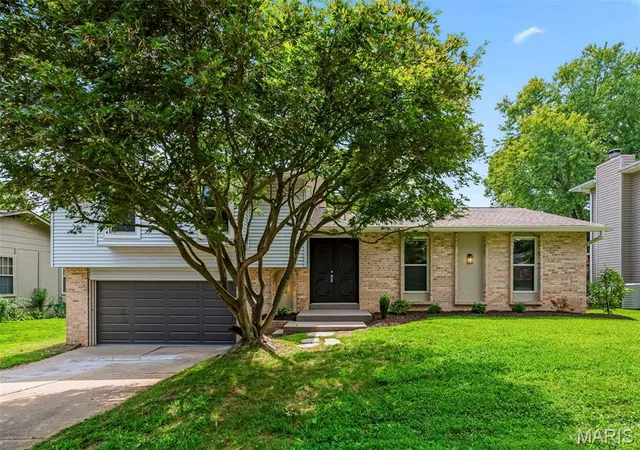 Photo 2 of Single family home for sale at 3034 Willow Wood Dr, St Charles, MO 63303 | MLS# MIS26052559 | Listing updated on 2026-08-31