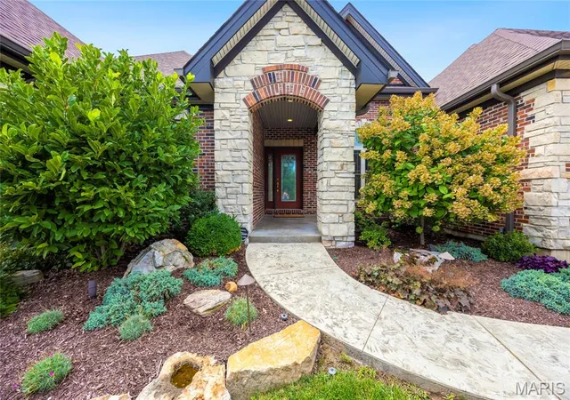 Photo 3 of Sale Pending at 428 Fort Saratoga, Saint Charles, MO 63303 | MLS# MIS26052562 | Listing updated on 2026-08-24