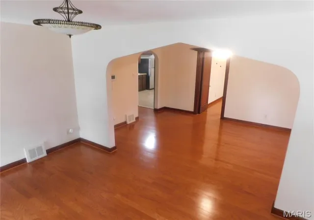 Photo 3 of Sale Pending at 2904 Maywood Ave, Saint Louis, MO 63121 | MLS# MIS26052572 | Listing updated on 2026-08-28