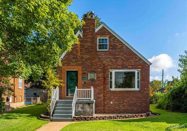 Photo 3 of Sale Pending at 6421 Lindenwood Pl, St Louis, MO 63109 | MLS# MIS26052630 | Listing updated on 2026-08-31