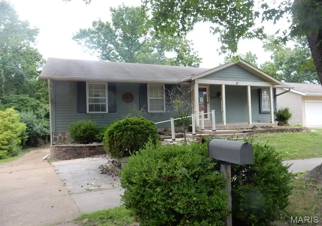 Photo 1 of Sale Pending at 2321 Bennington Pl, Maryland Heights, MO 63043 | MLS# MIS26052634 | Listing updated on 2026-08-25