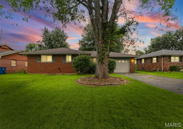 Photo 1 of Sale Pending at 822 Amherst Dr, East Alton, IL 62024 | MLS# MIS26052640 | Listing updated on 2026-09-02