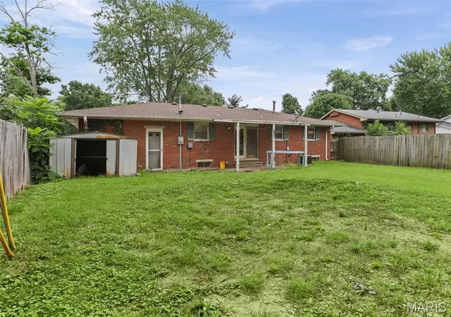 Photo 2 of Sale Pending at 822 Amherst Dr, East Alton, IL 62024 | MLS# MIS26052640 | Listing updated on 2026-09-02