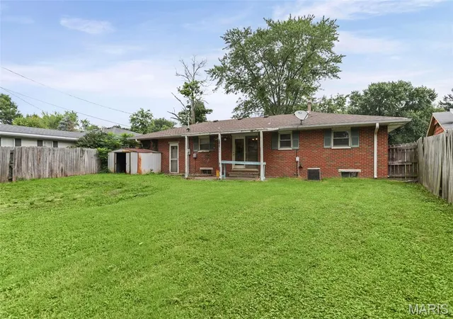Photo 2 of Sale Pending at 822 Amherst Dr, East Alton, IL 62024 | MLS# MIS26052640 | Listing updated on 2026-09-02