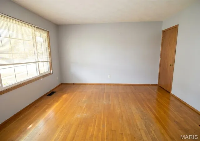 Photo 3 of Sale Pending at 10725 Alliance Dr, Saint Louis, MO 63136 | MLS# MIS26052663 | Listing updated on 2026-10-06