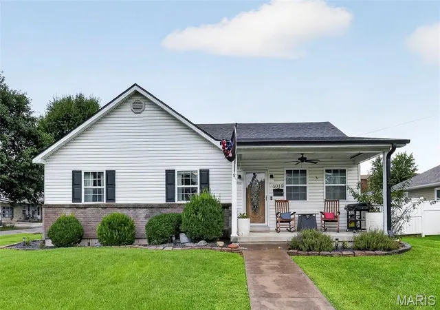 1st image of 1019 W Main St, Bowling Green, MO 63334 | MLS# MIS26052669