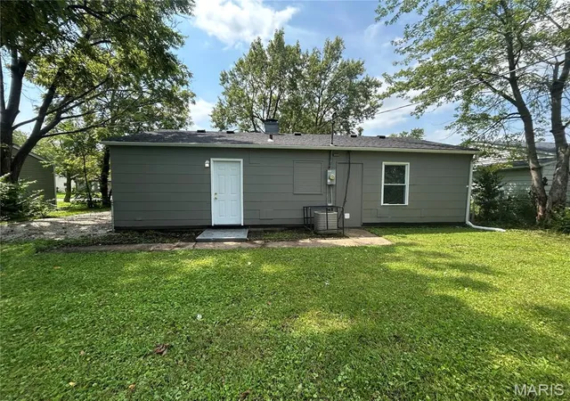 2nd image of 607 Saint Monica Dr, East Saint Louis, IL 62206 | MLS# MIS26052688