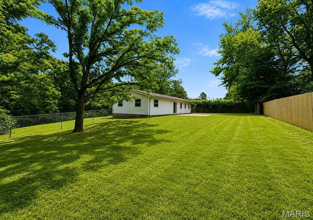 Photo 4 of Sale Pending at 3583 Sunrise Dr, Imperial, MO 63052 | MLS# MIS26052689 | Listing updated on 2026-09-15