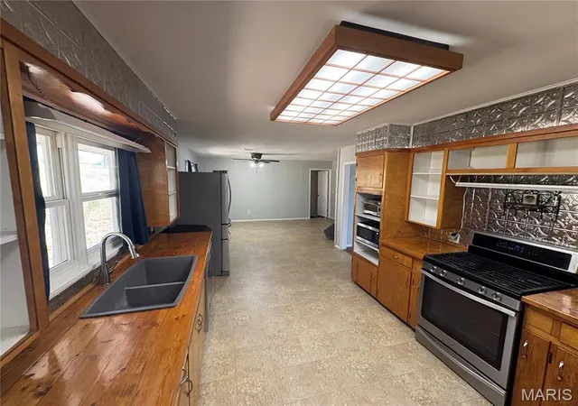 3rd image of 1020 Walnut St, Cabool, MO 65689 | MLS# MIS26052701