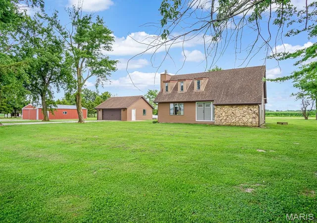 Photo 3 of Single family home for sale at 10024 Karch Rd, Mascoutah, IL 62258 | MLS# MIS26052727 | Listing updated on 2026-10-13