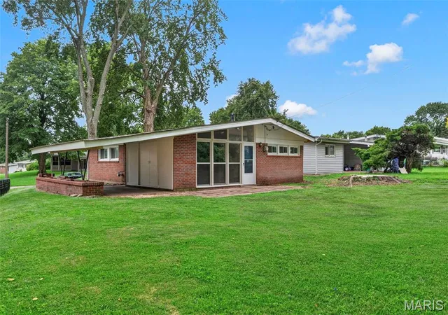 Photo 3 of Sale Pending at 8401 Saint Olaf Dr, Saint Louis, MO 63134 | MLS# MIS26052756 | Listing updated on 2026-09-05