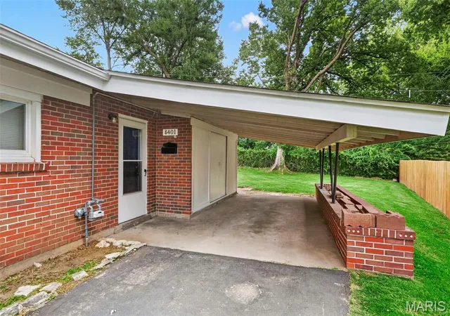 Photo 4 of Sale Pending at 8401 Saint Olaf Dr, Saint Louis, MO 63134 | MLS# MIS26052756 | Listing updated on 2026-09-05