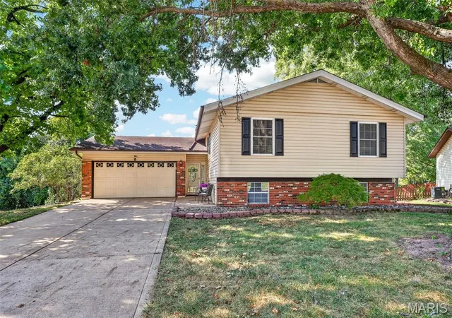 Single family home for sale at 42 Bridgeport Dr, Saint Charles, MO 63304 | MLS# MIS26052762